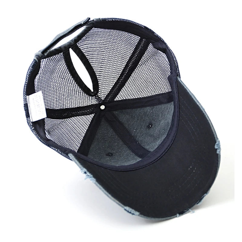 Unisex Baseball Cap mit Zopfdurchlass – Denim Patchwork & Mesh Design | Verstellbare Vintage Snapback Mütze für Sommer, Damen & Herren