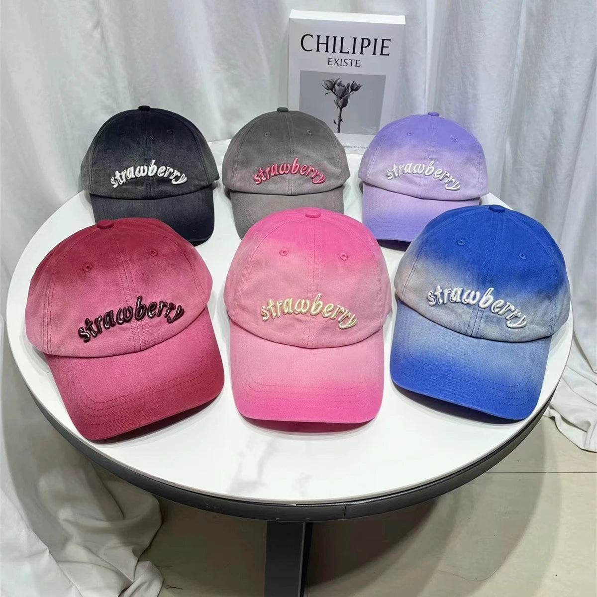 Unisex Baseball Cap aus Gewaschener Baumwolle mit Erdbeer-Stickerei – Verstellbare Farbverlauf Kappe | Modische Freizeitmütze für Damen & Herren