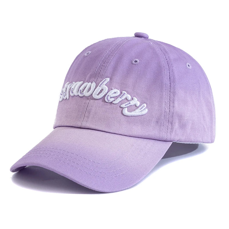Unisex Baseball Cap aus Gewaschener Baumwolle mit Erdbeer-Stickerei – Verstellbare Farbverlauf Kappe | Modische Freizeitmütze für Damen & Herren