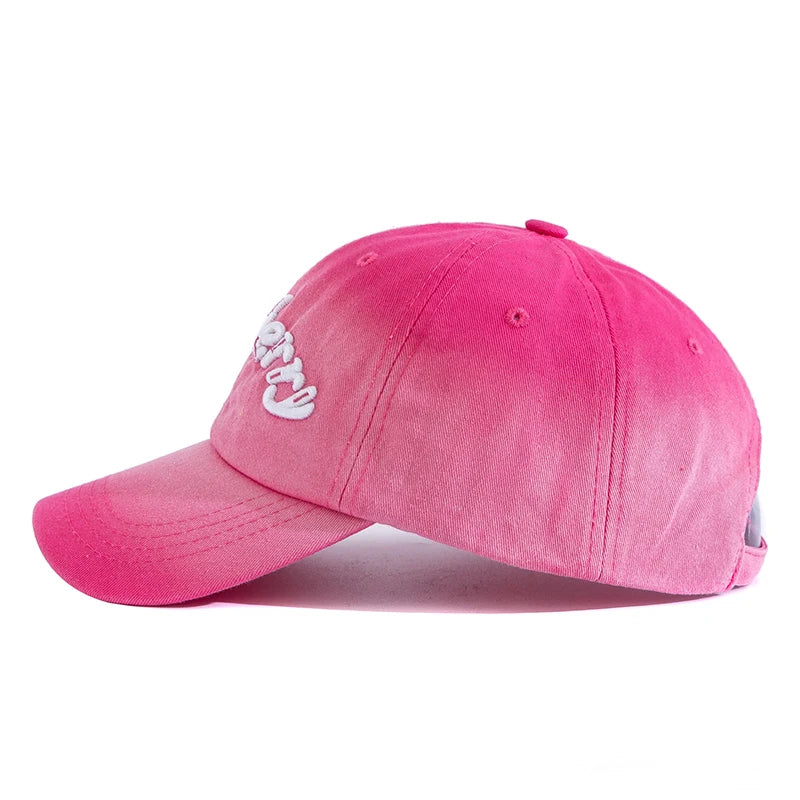 Unisex Baseball Cap aus Gewaschener Baumwolle mit Erdbeer-Stickerei – Verstellbare Farbverlauf Kappe | Modische Freizeitmütze für Damen & Herren