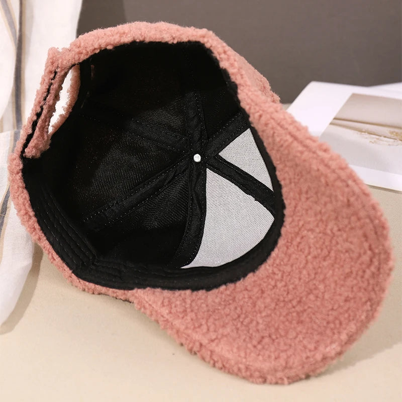Unisex Baseball Cap aus Kunstlammfell – Warme Herbst & Winter Mütze | Weiche Plüsch Kappe mit Verstellbarem Riemen