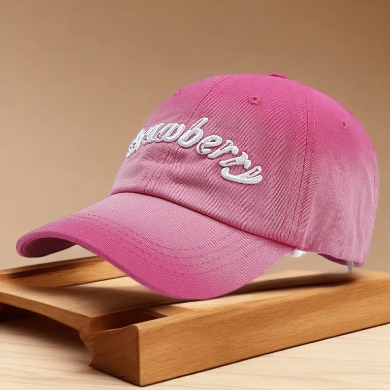 Unisex Baseball Cap aus Gewaschener Baumwolle mit Erdbeer-Stickerei – Verstellbare Farbverlauf Kappe | Modische Freizeitmütze für Damen & Herren
